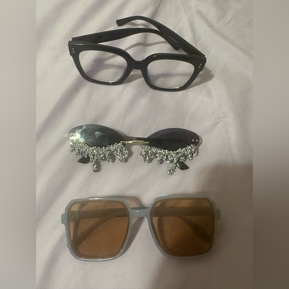 Elegant Black and Gold Sunglasses.